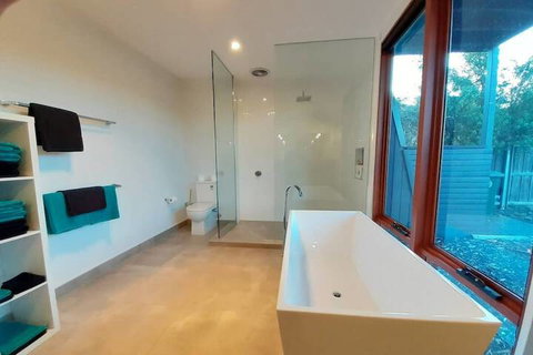 Amazing Unique Five-Star Waterfront Retreat - Accommodation Tasmania 6