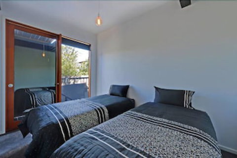 Amazing Unique Five-Star Waterfront Retreat - Accommodation Tasmania 4