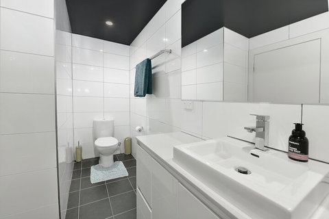 Close To Airport City & Shops - Accommodation Tasmania 2