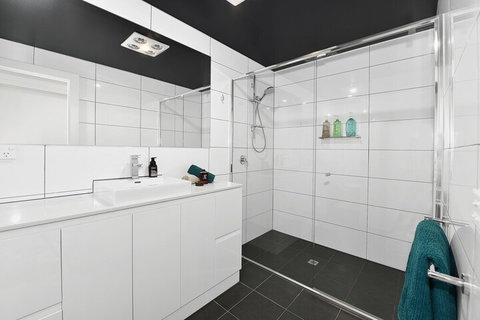 Close To Airport City & Shops - Accommodation Tasmania 5