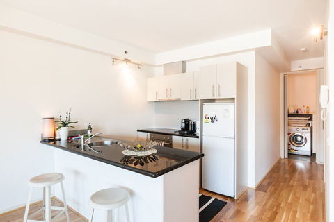 LANCE, 1BDR Melbourne Apartment - Accommodation Tasmania 4