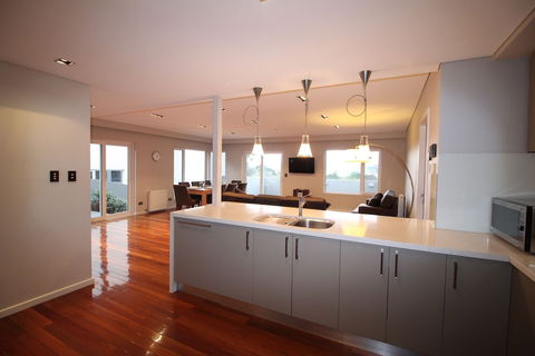 Sunny Sandy Bay Apartment - Accommodation Tasmania 4