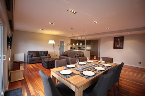 Sunny Sandy Bay Apartment - Accommodation Tasmania 6