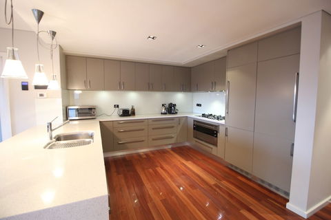 Sunny Sandy Bay Apartment - Accommodation Tasmania 3