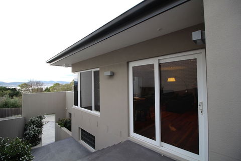 Sunny Sandy Bay Apartment - Accommodation Tasmania 0
