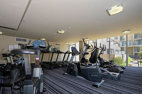 Spacious 1-Bedroom Apartment With Parking - Accommodation Tasmania 6