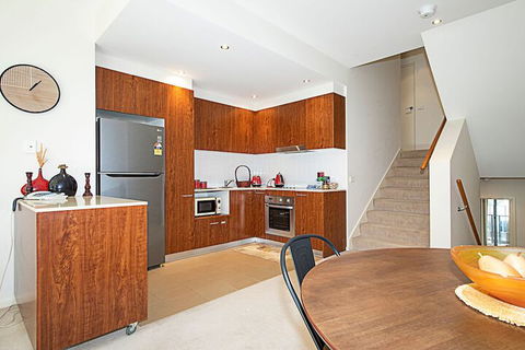 Spacious 1-Bedroom Apartment With Parking - Accommodation Tasmania 5