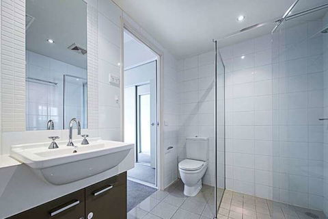 Spacious 1-Bedroom Apartment With Parking - Accommodation Tasmania 2