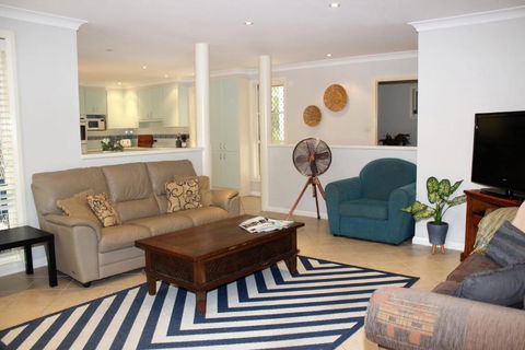 FRANGIPANI BEACH HOUSE PET FRIENDLY 22 Belbourie Cres Boomerang Beach - Accommodation Tasmania 6