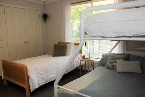 FRANGIPANI BEACH HOUSE PET FRIENDLY 22 Belbourie Cres Boomerang Beach - Accommodation Tasmania 1