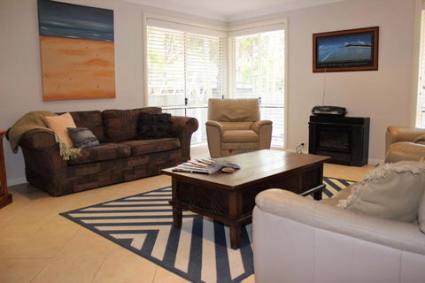 FRANGIPANI BEACH HOUSE PET FRIENDLY 22 Belbourie Cres Boomerang Beach - Accommodation Tasmania 4