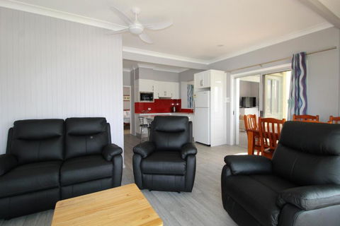 Beachfront 6 25 Willow Street - Accommodation Tasmania 5