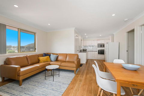 Bellhaven 2 17 Willow Street - Accommodation Tasmania 2