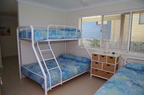 Beach Club 1 5 Gowing Street - Accommodation Tasmania 4