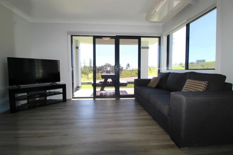 Dolphin Court 2 1 Gowing Street - Accommodation Tasmania 2