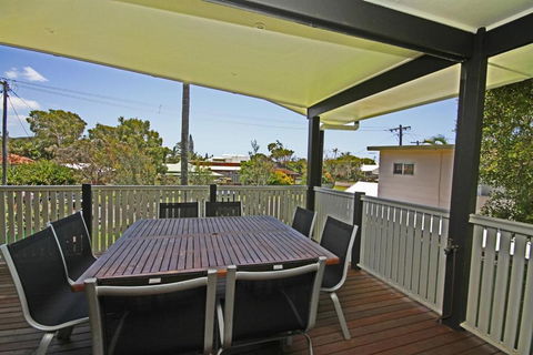 Red Door Beach House Marcoola Beach PET FRIENDLY FOXTEL WIFI 500 BOND Linen Supplied - Accommodation Tasmania 1