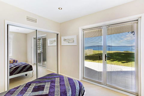 Breath Taking Waterfront! - Accommodation Tasmania 5