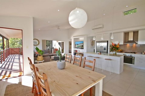 STUNNING HOME WITH SPECTACULAR VIEWS & CLOSE TO THE BEACH - Accommodation Tasmania 4