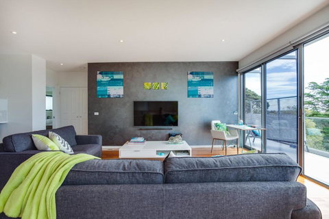 Modern McCrae Beauty - Accommodation Tasmania 6