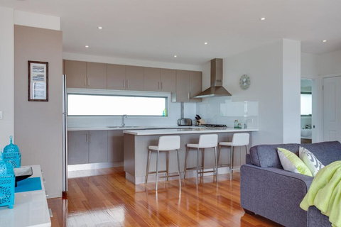Modern McCrae Beauty - Accommodation Tasmania 5
