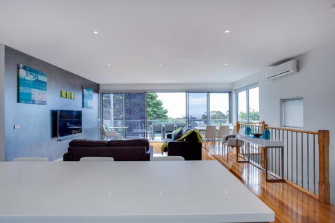 Modern McCrae Beauty - Accommodation Tasmania 2
