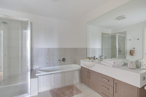 Modern McCrae Beauty - Accommodation Tasmania 3
