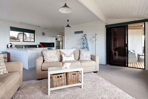 KINGFISHER COTTAGE Beachfront At The Binalong Bay - Accommodation Tasmania 6