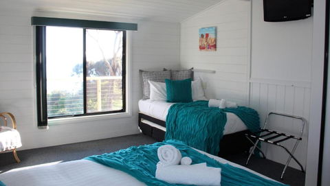 KINGFISHER COTTAGE Beachfront At The Binalong Bay - Accommodation Tasmania 3