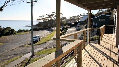 KINGFISHER COTTAGE Beachfront At The Binalong Bay - Accommodation Tasmania 4