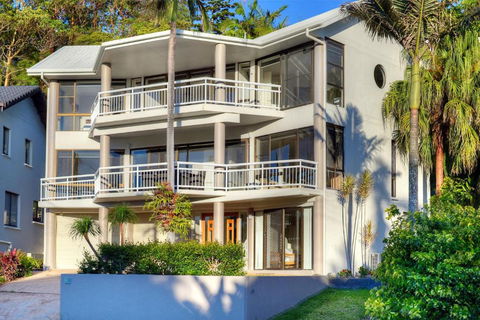 BEACHSIDE MANOR Walk To The Beach - Accommodation Tasmania 4