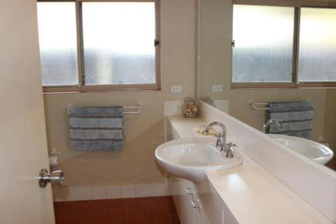 BEACHSIDE VILLA 2 - Accommodation Tasmania 5