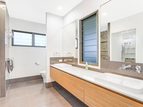 WATERFRONT HOME BORDERING MOOLOOLABA - Accommodation Tasmania 1