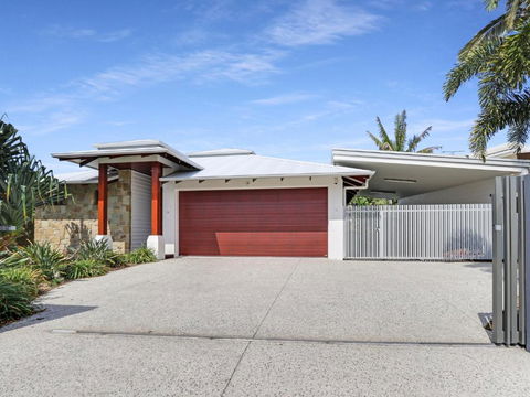 WATERFRONT HOME BORDERING MOOLOOLABA - Accommodation Tasmania 2