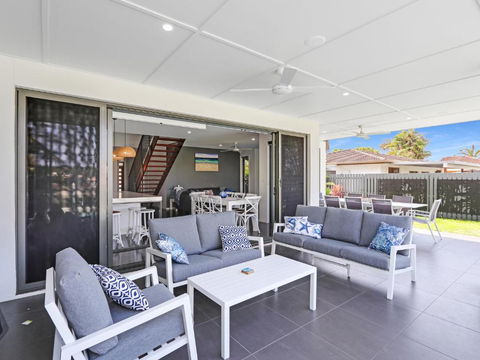 WATERFRONT HOME BORDERING MOOLOOLABA - Accommodation Tasmania 3