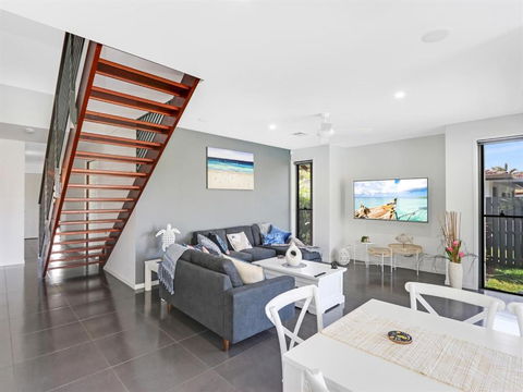 WATERFRONT HOME BORDERING MOOLOOLABA - Accommodation Tasmania 5