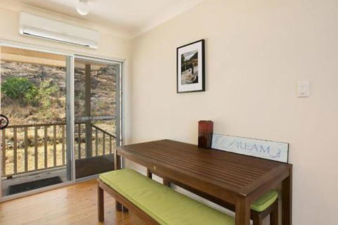 Rosa Estate In Broke Two 3br House In Walking Distance To Cellar Doors - Accommodation Tasmania 5