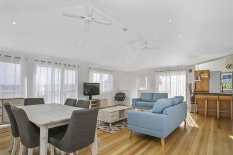 SEAVIEW Ocean Views From A Modern Townhouse - Accommodation Tasmania 0