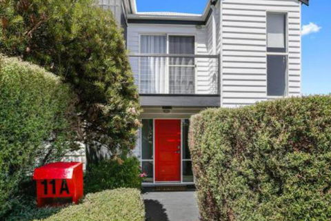 SEAVIEW Ocean Views From A Modern Townhouse - Accommodation Tasmania 4