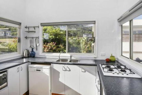 SEAVIEW Ocean Views From A Modern Townhouse - Accommodation Tasmania 2