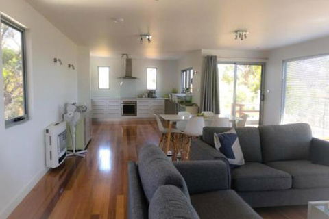 BAY Of FIRES BEACH SHACK Ocean Views From A Modern Beachhouse - Accommodation Tasmania 2