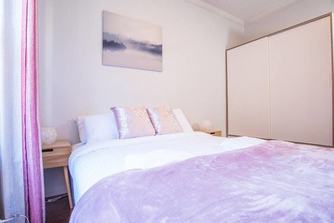Vibrant And Colorful Apartment In Dollspoint - Accommodation Tasmania 4
