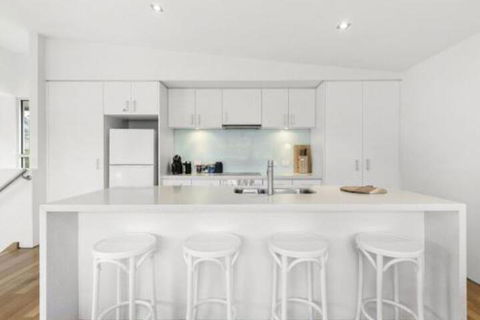SURF CENTRAL Wifi Double Garage & Smack Bang In The Middle Of Town - Accommodation Tasmania 2