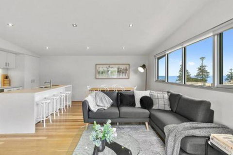 SURF CENTRAL Wifi Double Garage & Smack Bang In The Middle Of Town - Accommodation Tasmania 5
