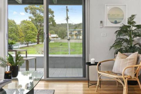 SURF CENTRAL Wifi Double Garage & Smack Bang In The Middle Of Town - Accommodation Tasmania 3