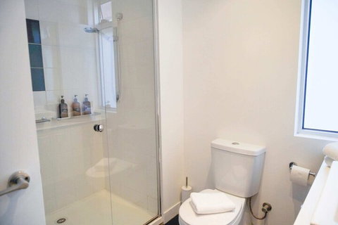 Trendy Modern 2BD Apartment Close To Beach & City - Accommodation Tasmania 5