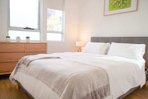 Trendy Modern 2BD Apartment Close To Beach & City - Accommodation Tasmania 2