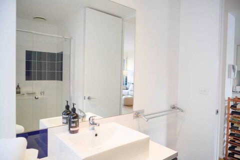 Trendy Modern 2BD Apartment Close To Beach & City - Accommodation Tasmania 7
