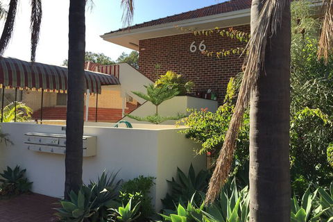 B6 Cafes & Restaurants Close To UWA - Accommodation Tasmania 4