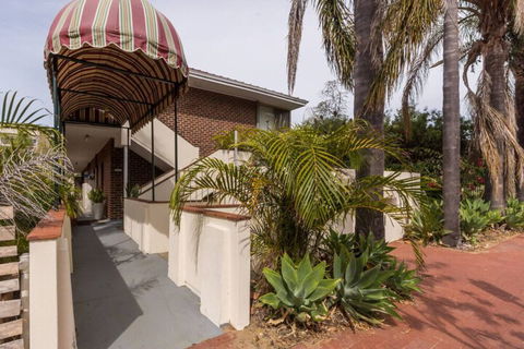 B6 Cafes & Restaurants Close To UWA - Accommodation Tasmania 1