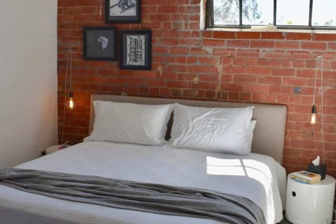 Stylish Warehouse Conversion In Heart Of Fitzroy - Accommodation Tasmania 4